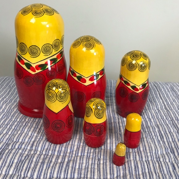 Vintage Russian Nesting Dolls 7 Piece Traditional - Picture 2 of 9